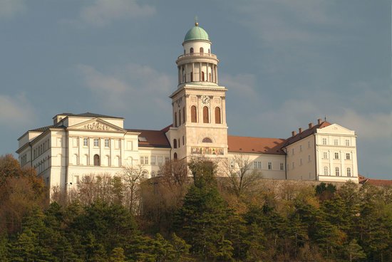 https://mdw-travel-data-us-east-1.s3.amazonaws.com/img/country/Hungary/Pannonhalma-Abbey/img_03.jpg