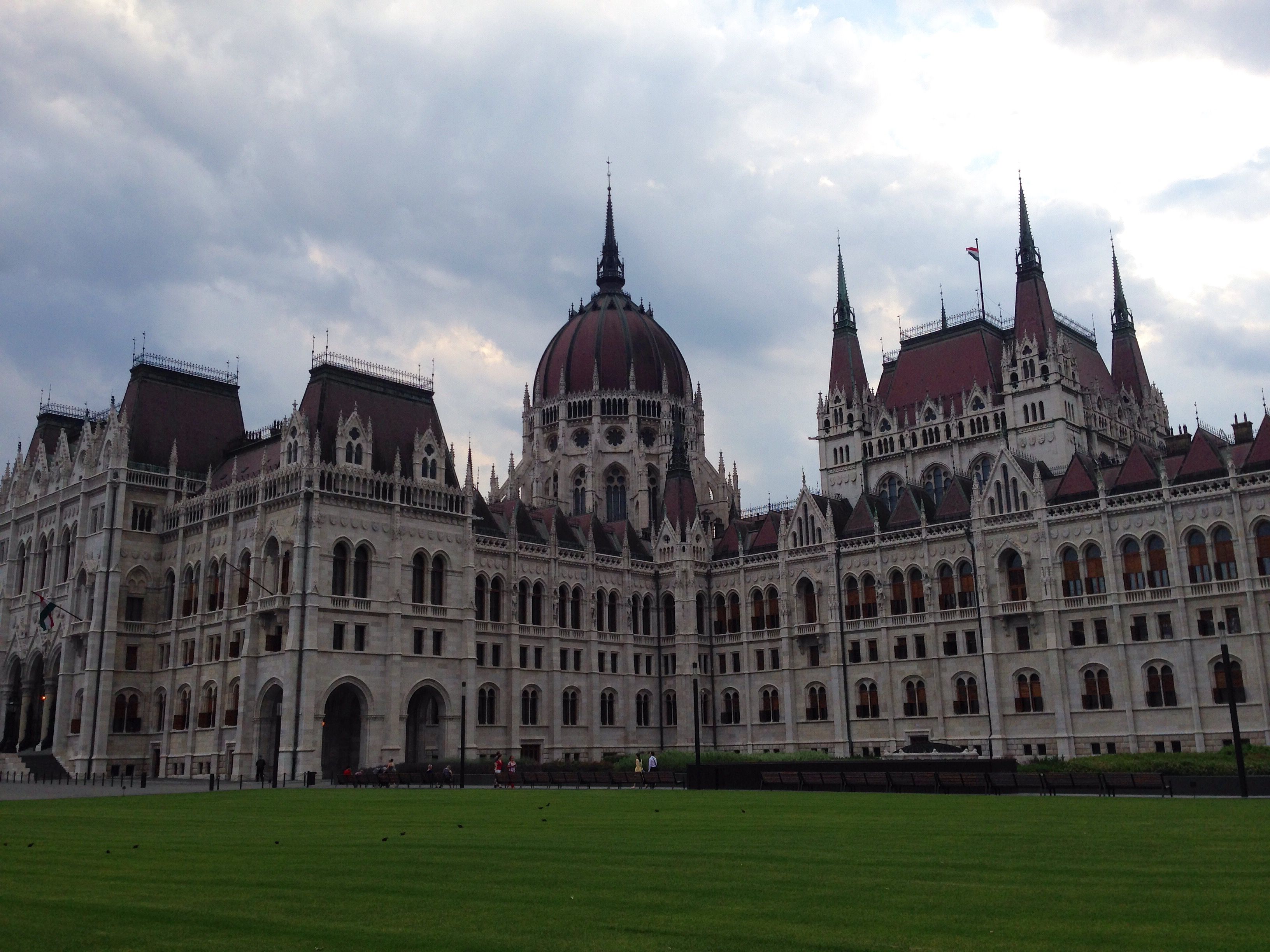 https://mdw-travel-data-us-east-1.s3.amazonaws.com/img/country/Hungary/Parliament-Building/img_02.jpg