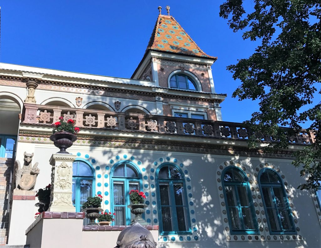 https://mdw-travel-data-us-east-1.s3.amazonaws.com/img/country/Hungary/Pecs-Zsolnay-Cultural-Quarter/img_02.jpg