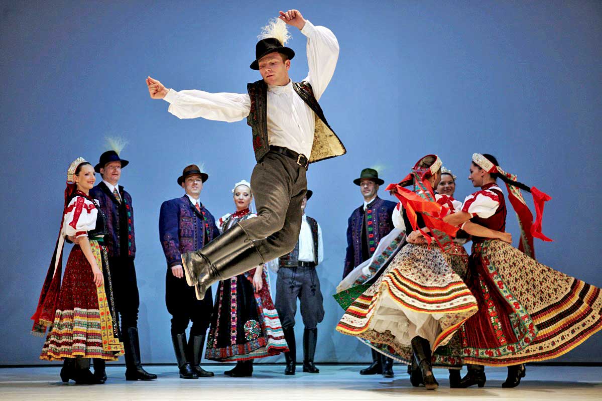 https://mdw-travel-data-us-east-1.s3.amazonaws.com/img/country/Hungary/Regional-House-of-Hungarian-Dances/img_03.jpg