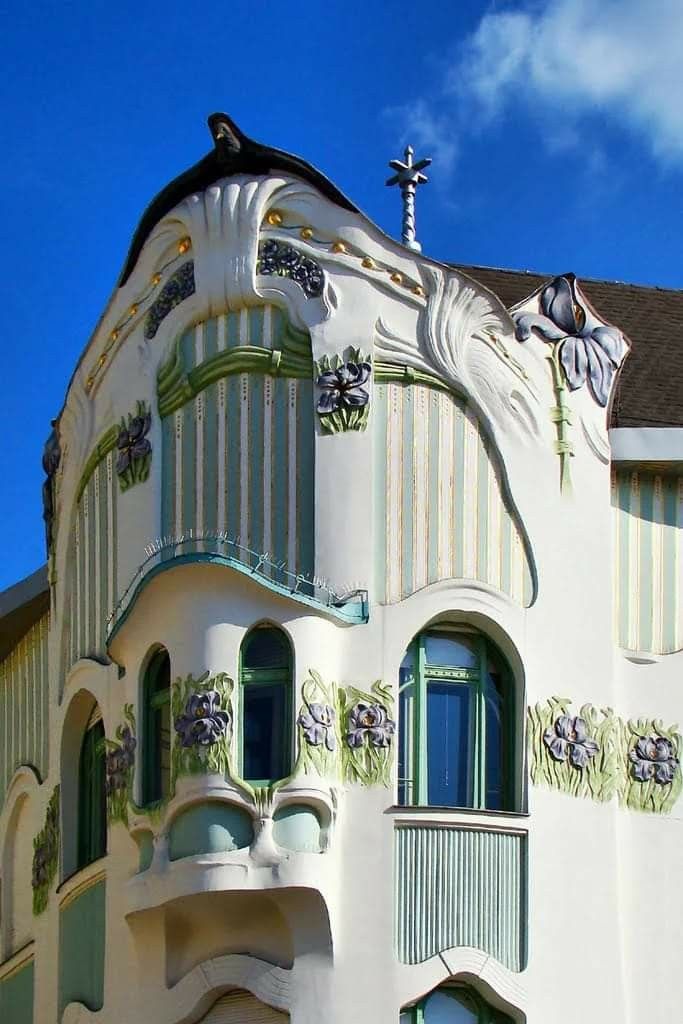 https://mdw-travel-data-us-east-1.s3.amazonaws.com/img/country/Hungary/Reok-Palace/img_02.jpg