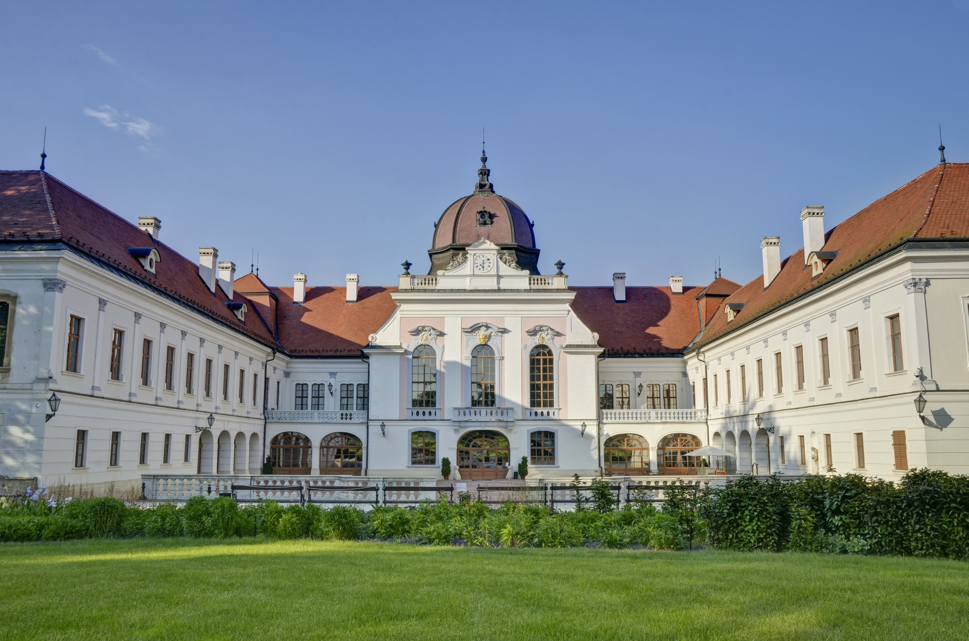 https://mdw-travel-data-us-east-1.s3.amazonaws.com/img/country/Hungary/Royal-Palace-of-Godollo/img_01.jpg
