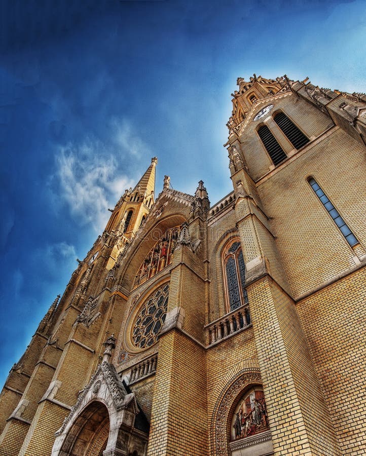 https://mdw-travel-data-us-east-1.s3.amazonaws.com/img/country/Hungary/Saint-Elizabeth-Cathedral/img_01.jpg