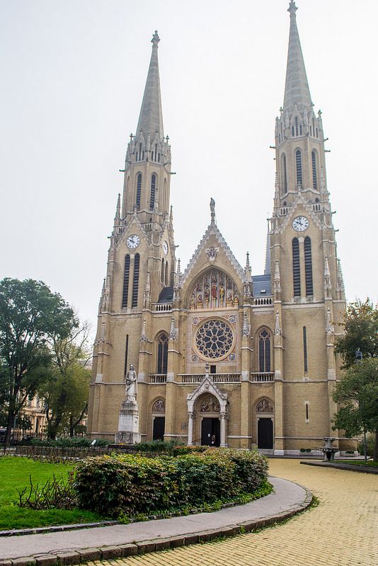 https://mdw-travel-data-us-east-1.s3.amazonaws.com/img/country/Hungary/Saint-Elizabeth-Cathedral/img_02.jpg