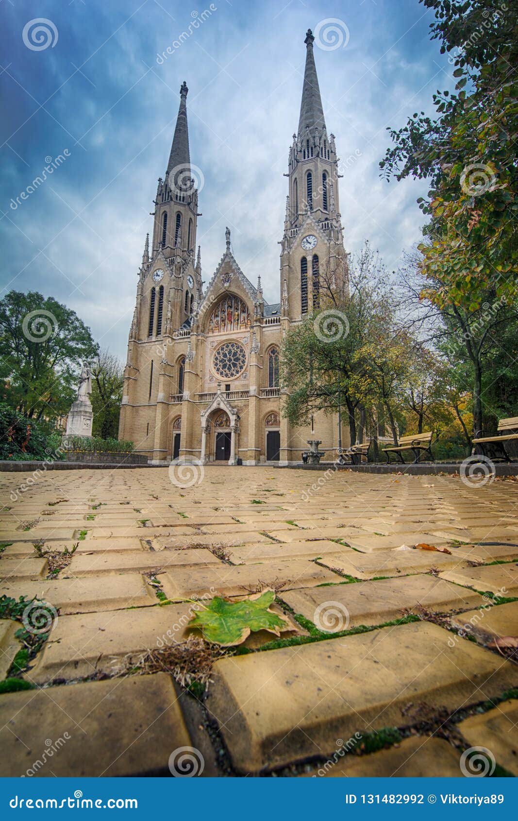https://mdw-travel-data-us-east-1.s3.amazonaws.com/img/country/Hungary/Saint-Elizabeth-Cathedral/img_03.jpg