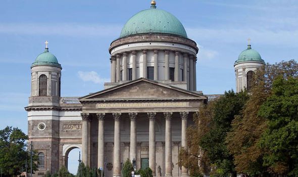 https://mdw-travel-data-us-east-1.s3.amazonaws.com/img/country/Hungary/Saint-Michaels-Cathedral/img_03.jpg