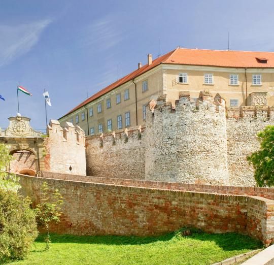 https://mdw-travel-data-us-east-1.s3.amazonaws.com/img/country/Hungary/Siklos-Castle/img_03.jpg