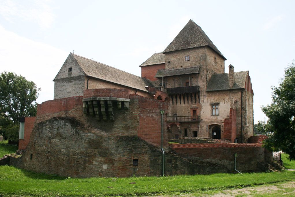 https://mdw-travel-data-us-east-1.s3.amazonaws.com/img/country/Hungary/Simontornya-Castle/img_02.jpg