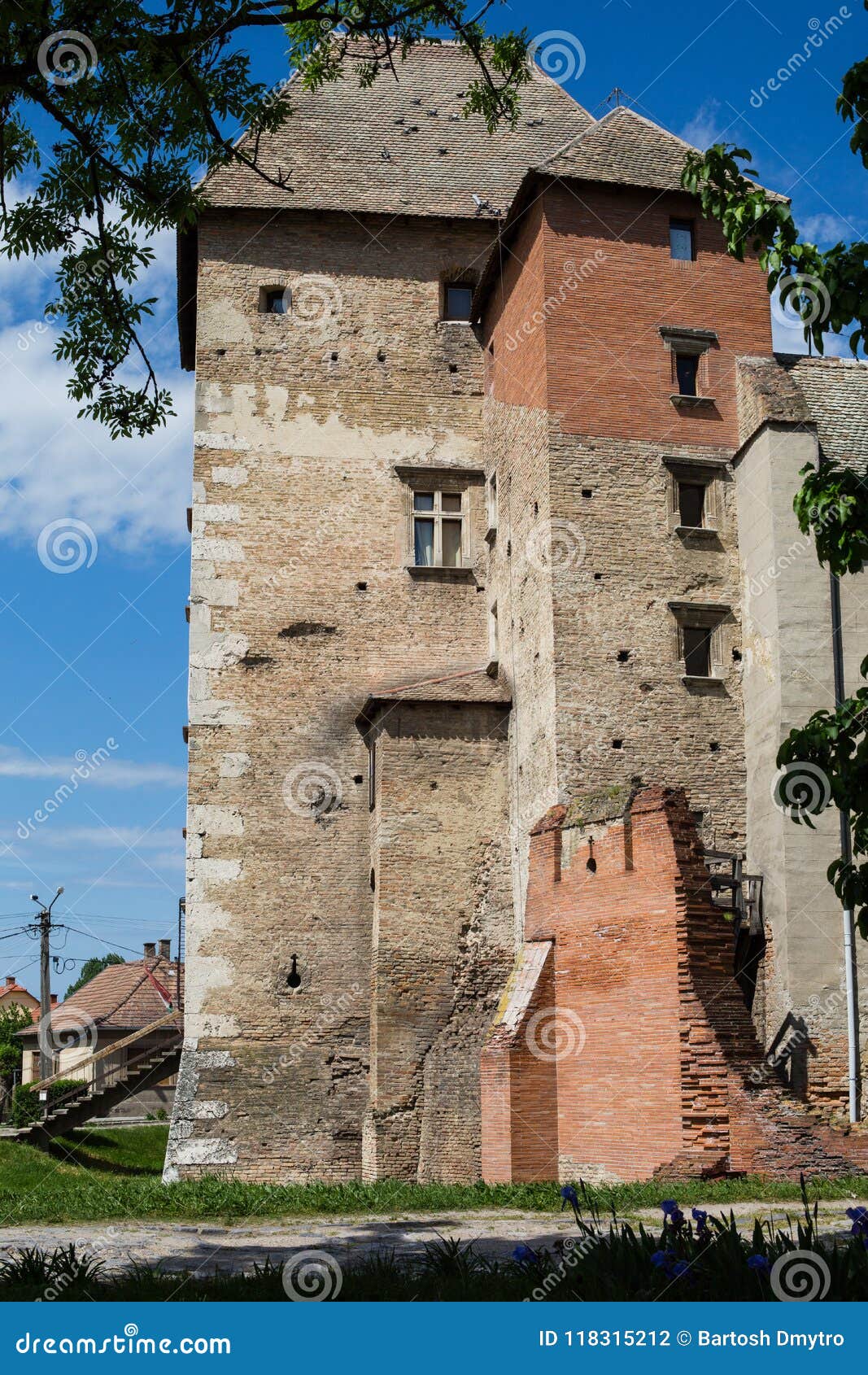 https://mdw-travel-data-us-east-1.s3.amazonaws.com/img/country/Hungary/Simontornya-Castle/img_03.jpg