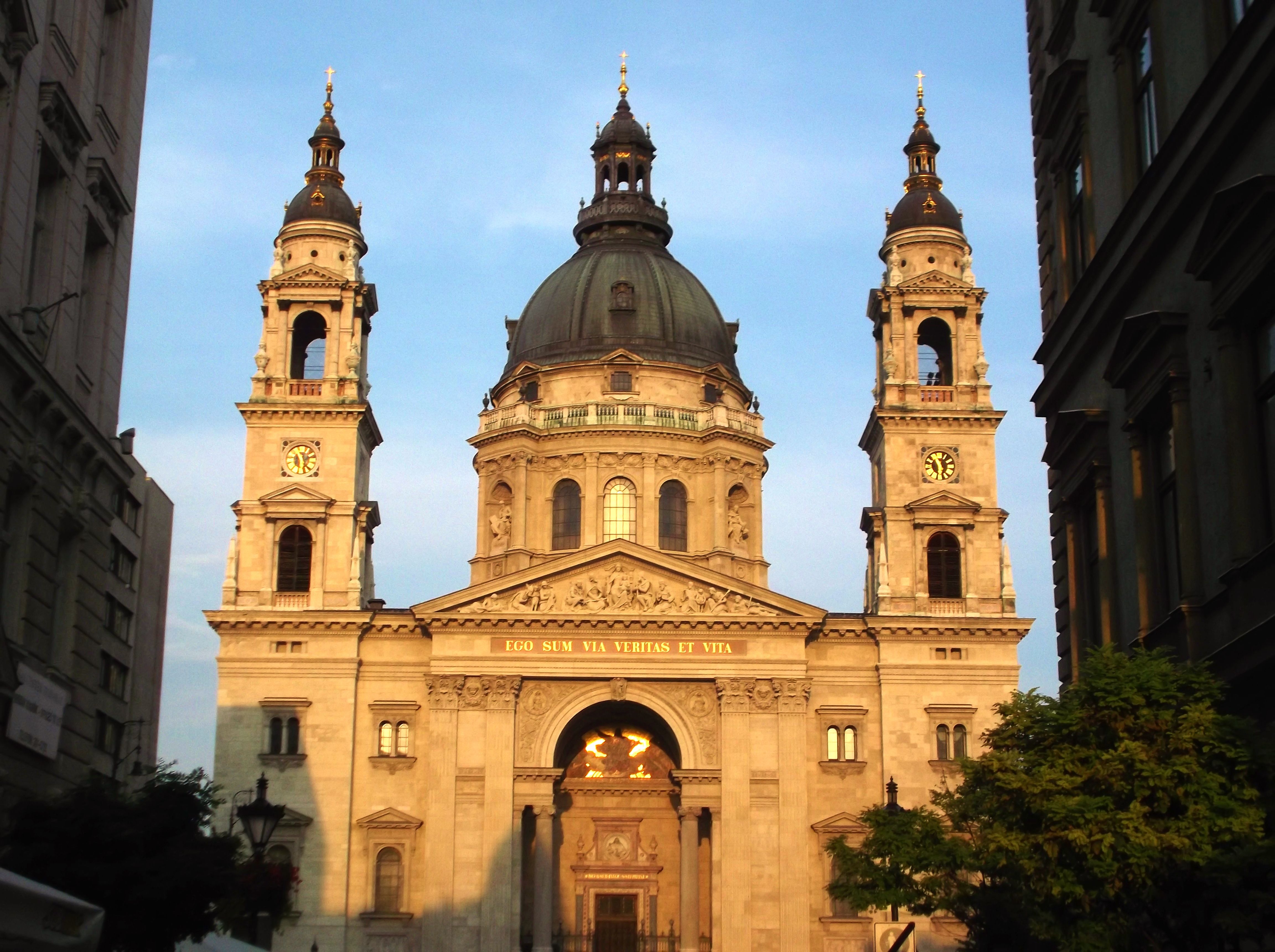 https://mdw-travel-data-us-east-1.s3.amazonaws.com/img/country/Hungary/St-Stephens-Basilica/img_01.jpg