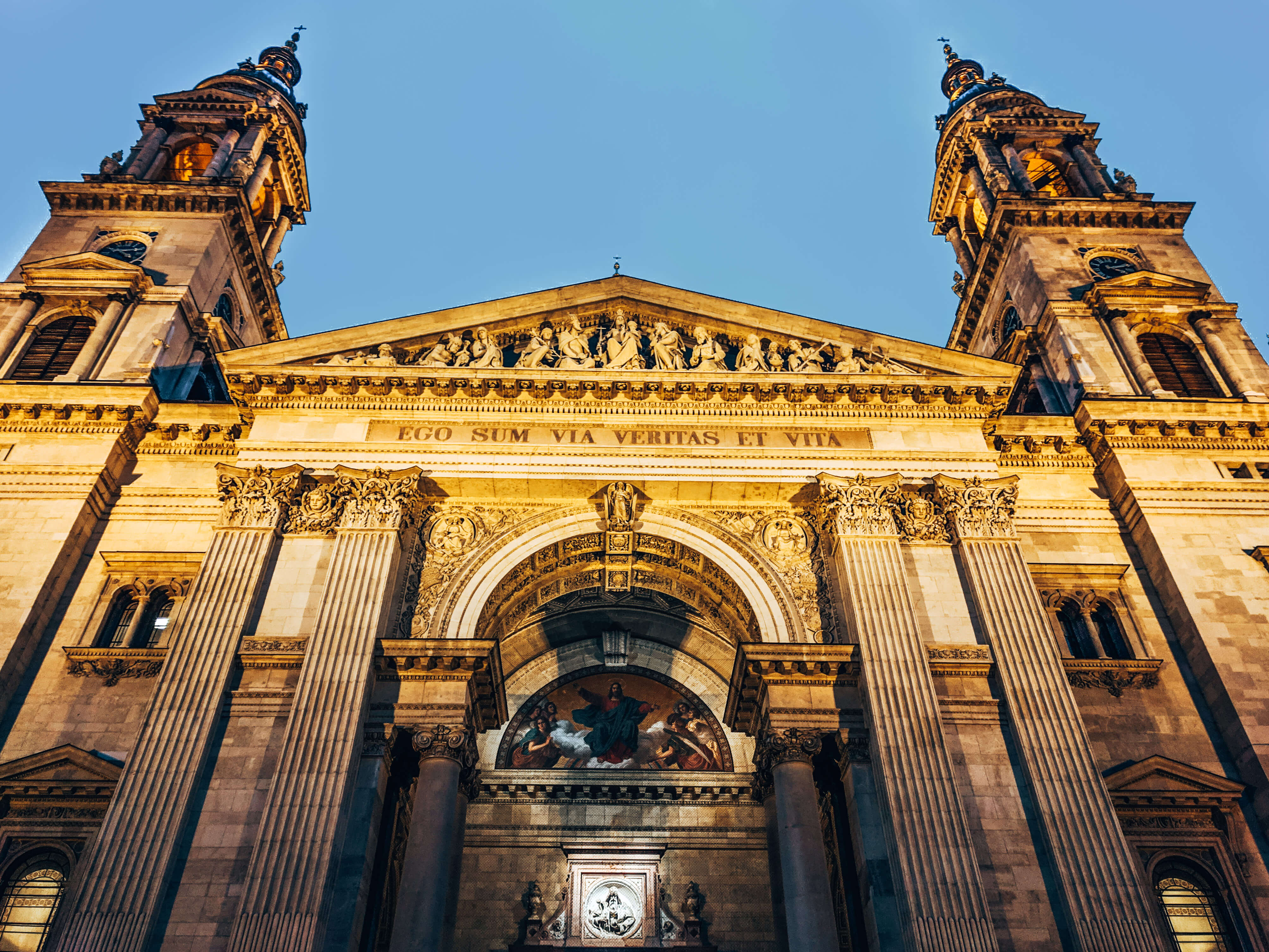 https://mdw-travel-data-us-east-1.s3.amazonaws.com/img/country/Hungary/St-Stephens-Basilica/img_03.jpg