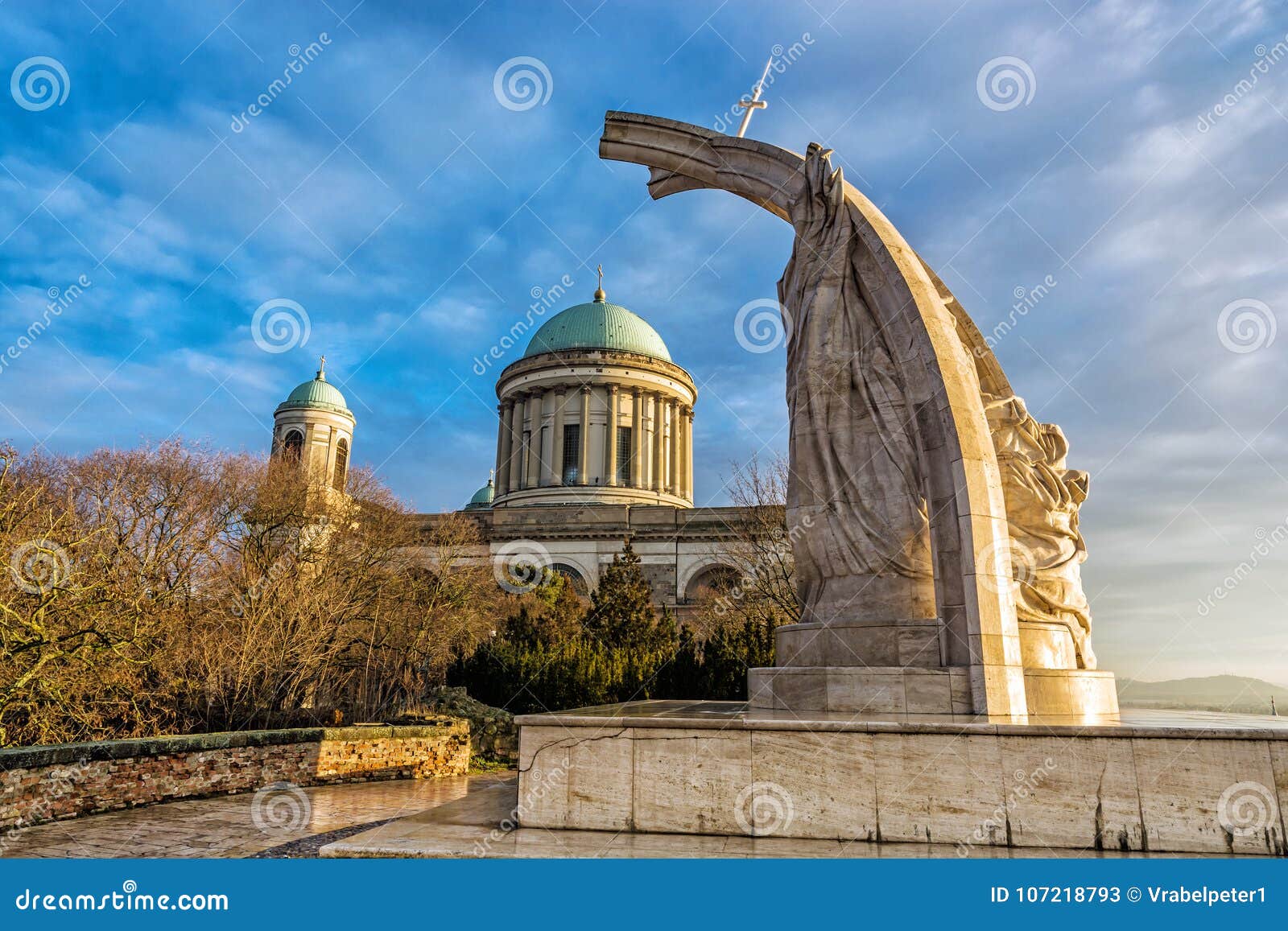 https://mdw-travel-data-us-east-1.s3.amazonaws.com/img/country/Hungary/Statue-of-King-Saint-Stephen/img_01.jpg