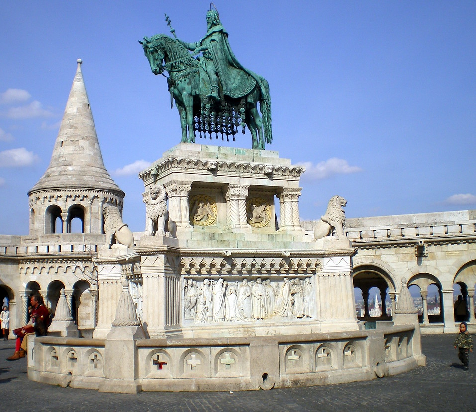 https://mdw-travel-data-us-east-1.s3.amazonaws.com/img/country/Hungary/Statue-of-King-Stephen-I/img_02.jpg