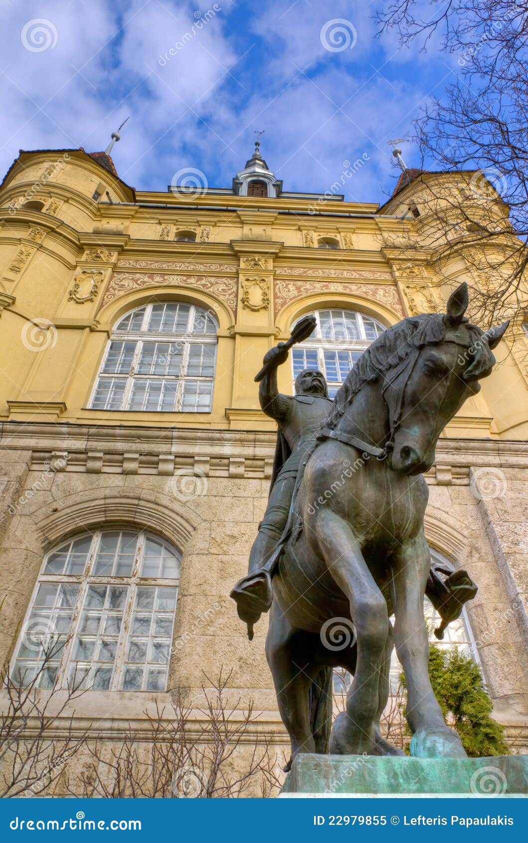 https://mdw-travel-data-us-east-1.s3.amazonaws.com/img/country/Hungary/Statue-of-Laszlo-Hunyadi/img_01.jpg