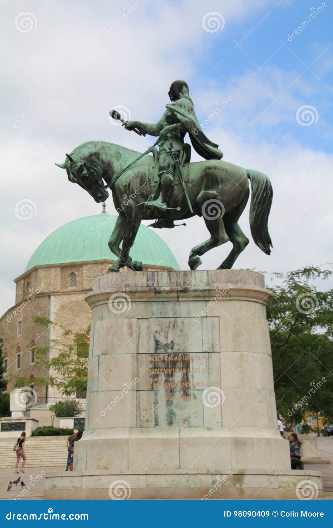 https://mdw-travel-data-us-east-1.s3.amazonaws.com/img/country/Hungary/Statue-of-Laszlo-Hunyadi/img_03.jpg
