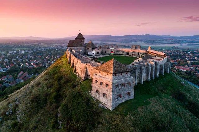 https://mdw-travel-data-us-east-1.s3.amazonaws.com/img/country/Hungary/Sumeg-Castle/img_01.jpg