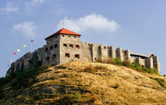 https://mdw-travel-data-us-east-1.s3.amazonaws.com/img/country/Hungary/Sumeg-Castle/img_02.jpg
