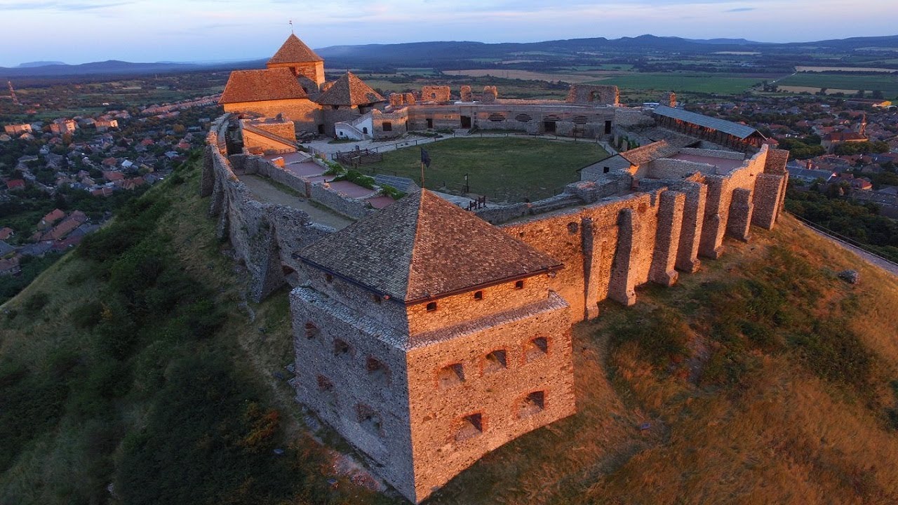 https://mdw-travel-data-us-east-1.s3.amazonaws.com/img/country/Hungary/Sumeg-Castle/img_03.jpg