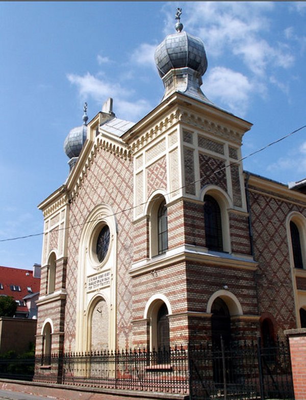https://mdw-travel-data-us-east-1.s3.amazonaws.com/img/country/Hungary/Synagogue-Debrecen/img_03.jpg