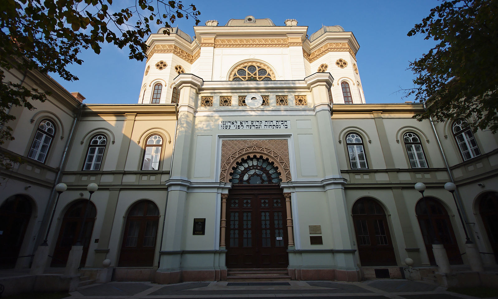 https://mdw-travel-data-us-east-1.s3.amazonaws.com/img/country/Hungary/Synagogue-of-Gyor/img_01.jpg