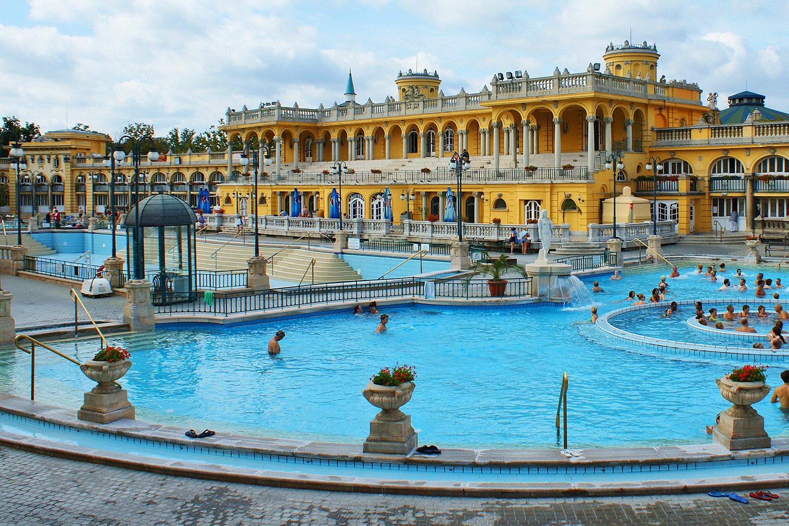 https://mdw-travel-data-us-east-1.s3.amazonaws.com/img/country/Hungary/Szechenyi-Thermal-Bath/img_01.jpg