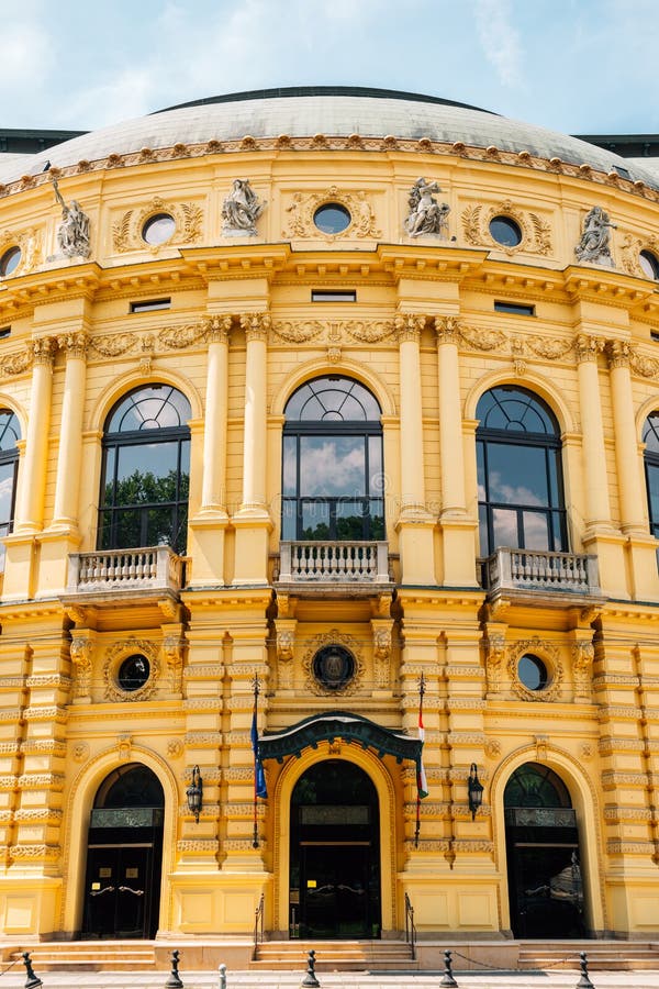 https://mdw-travel-data-us-east-1.s3.amazonaws.com/img/country/Hungary/Szeged-National-Theatre/img_02.jpg