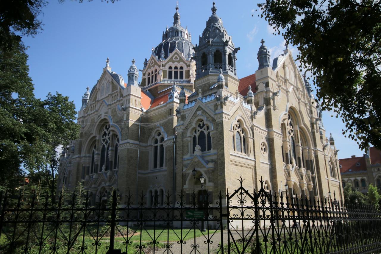 https://mdw-travel-data-us-east-1.s3.amazonaws.com/img/country/Hungary/Szeged-Synagogue/img_00.jpg