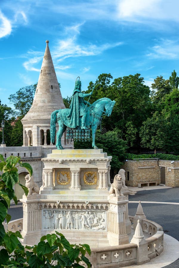 https://mdw-travel-data-us-east-1.s3.amazonaws.com/img/country/Hungary/Szekszard-St-Stephen-Statue/img_01.jpg