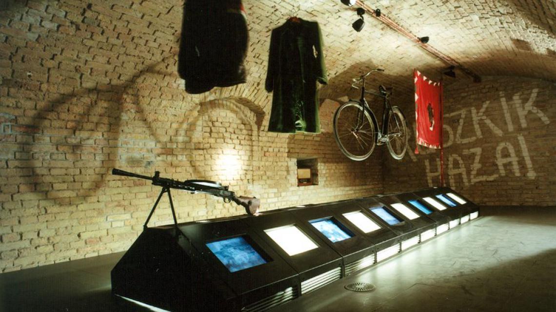 https://mdw-travel-data-us-east-1.s3.amazonaws.com/img/country/Hungary/Terror-Haza-Museum/img_02.jpg