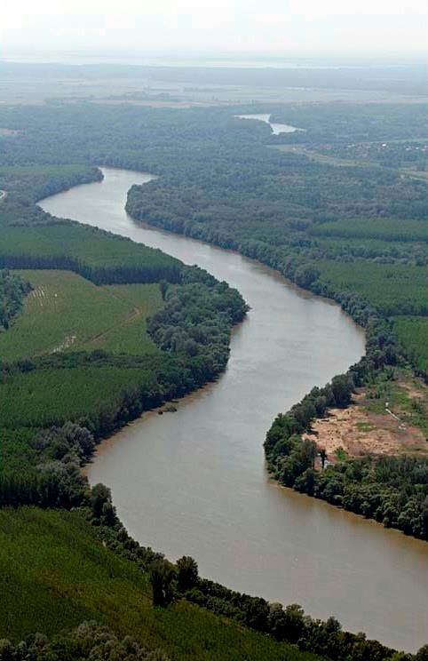 https://mdw-travel-data-us-east-1.s3.amazonaws.com/img/country/Hungary/Tisza-Lake/img_00.jpg