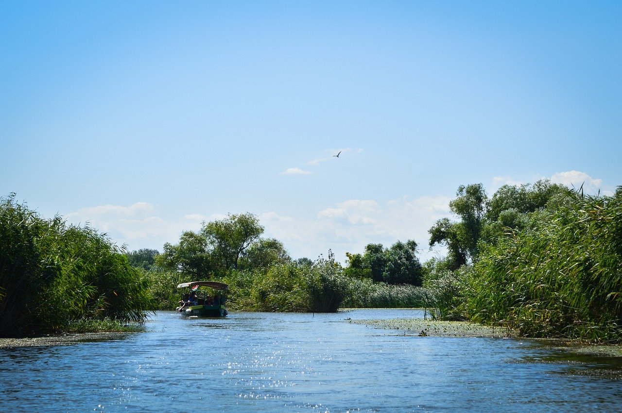 https://mdw-travel-data-us-east-1.s3.amazonaws.com/img/country/Hungary/Tisza-Lake/img_01.jpg