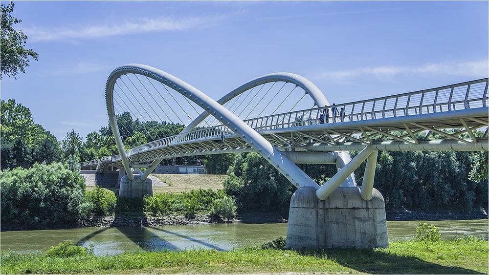 https://mdw-travel-data-us-east-1.s3.amazonaws.com/img/country/Hungary/Tiszavirag-Bridge/img_01.jpg