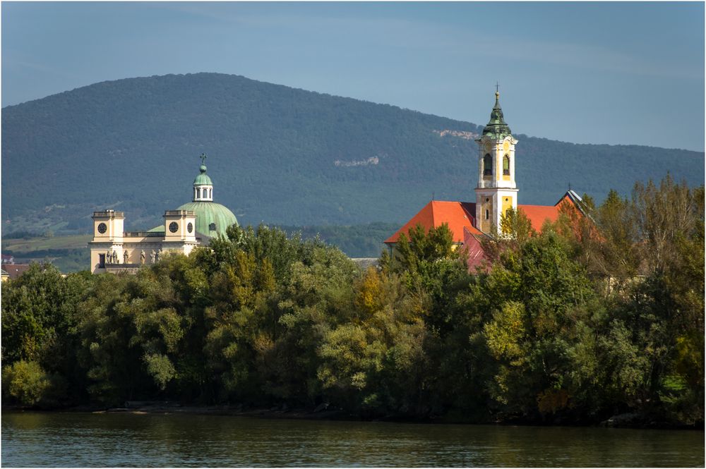 https://mdw-travel-data-us-east-1.s3.amazonaws.com/img/country/Hungary/Vac-Cathedral/img_02.jpg