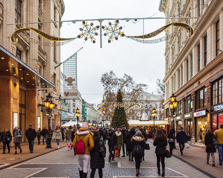 https://mdw-travel-data-us-east-1.s3.amazonaws.com/img/country/Hungary/Vaci-Street/img_01.jpg