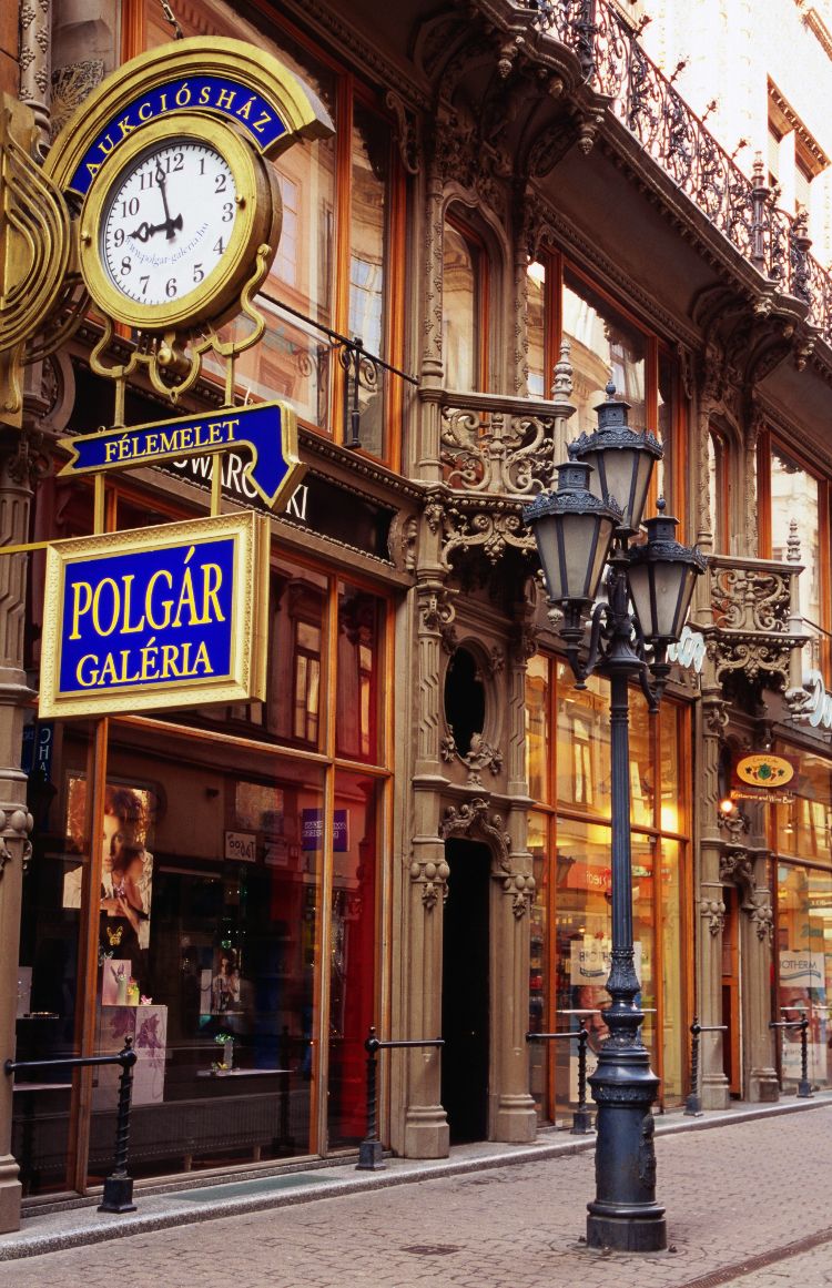 https://mdw-travel-data-us-east-1.s3.amazonaws.com/img/country/Hungary/Vaci-Street/img_02.jpg