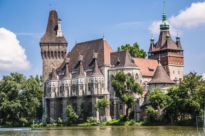 https://mdw-travel-data-us-east-1.s3.amazonaws.com/img/country/Hungary/Vajdahunyad-Castle/img_00.jpg