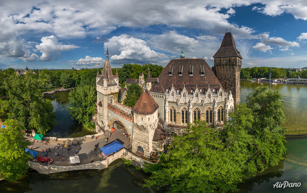 https://mdw-travel-data-us-east-1.s3.amazonaws.com/img/country/Hungary/Vajdahunyad-Castle/img_02.jpg