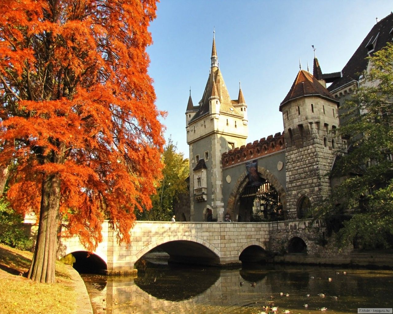 https://mdw-travel-data-us-east-1.s3.amazonaws.com/img/country/Hungary/Velencei-tavak/img_02.jpg