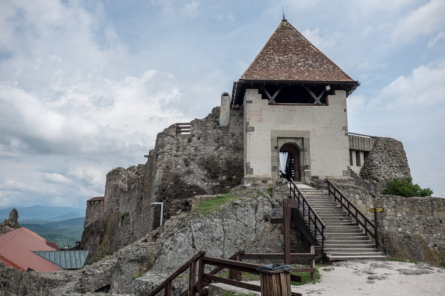 https://mdw-travel-data-us-east-1.s3.amazonaws.com/img/country/Hungary/Visegrad-Castle/img_01.jpg