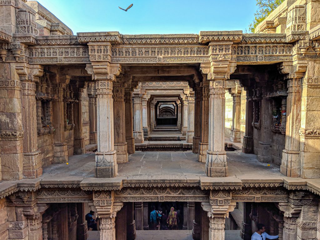 https://mdw-travel-data-us-east-1.s3.amazonaws.com/img/country/India/Adalaj-Stepwell/img_01.jpg