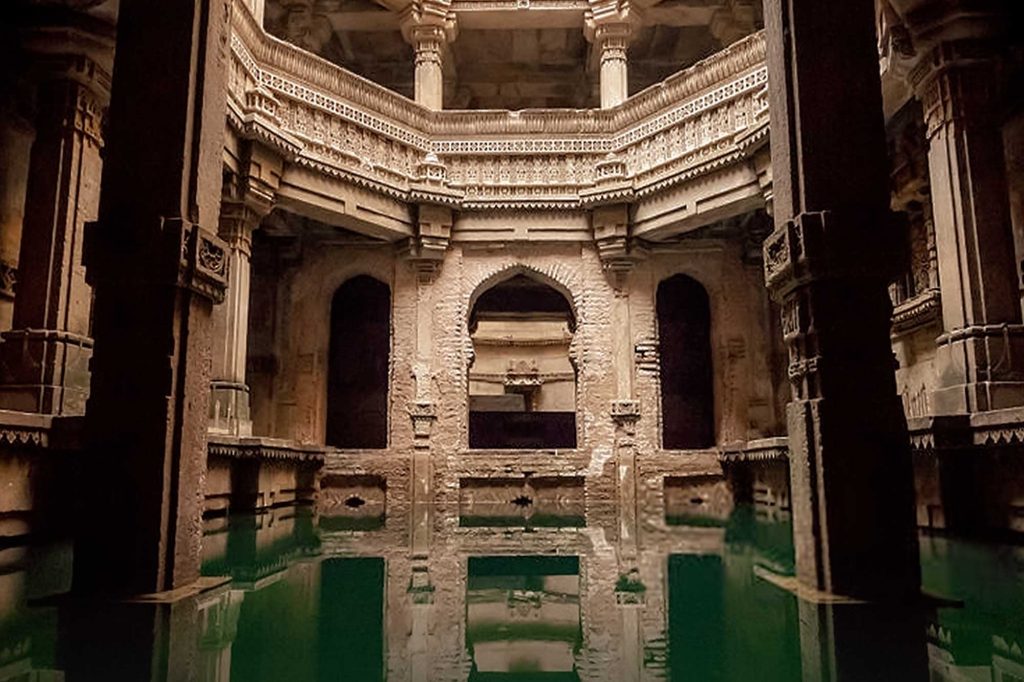 https://mdw-travel-data-us-east-1.s3.amazonaws.com/img/country/India/Adalaj-Stepwell/img_02.jpg