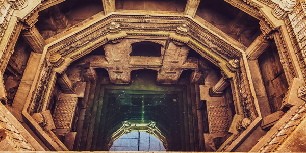 https://mdw-travel-data-us-east-1.s3.amazonaws.com/img/country/India/Adalaj-Stepwell/img_03.jpg