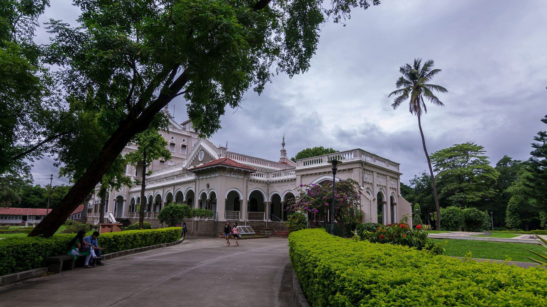 https://mdw-travel-data-us-east-1.s3.amazonaws.com/img/country/India/Aga-Khan-Palace/img_03.jpg