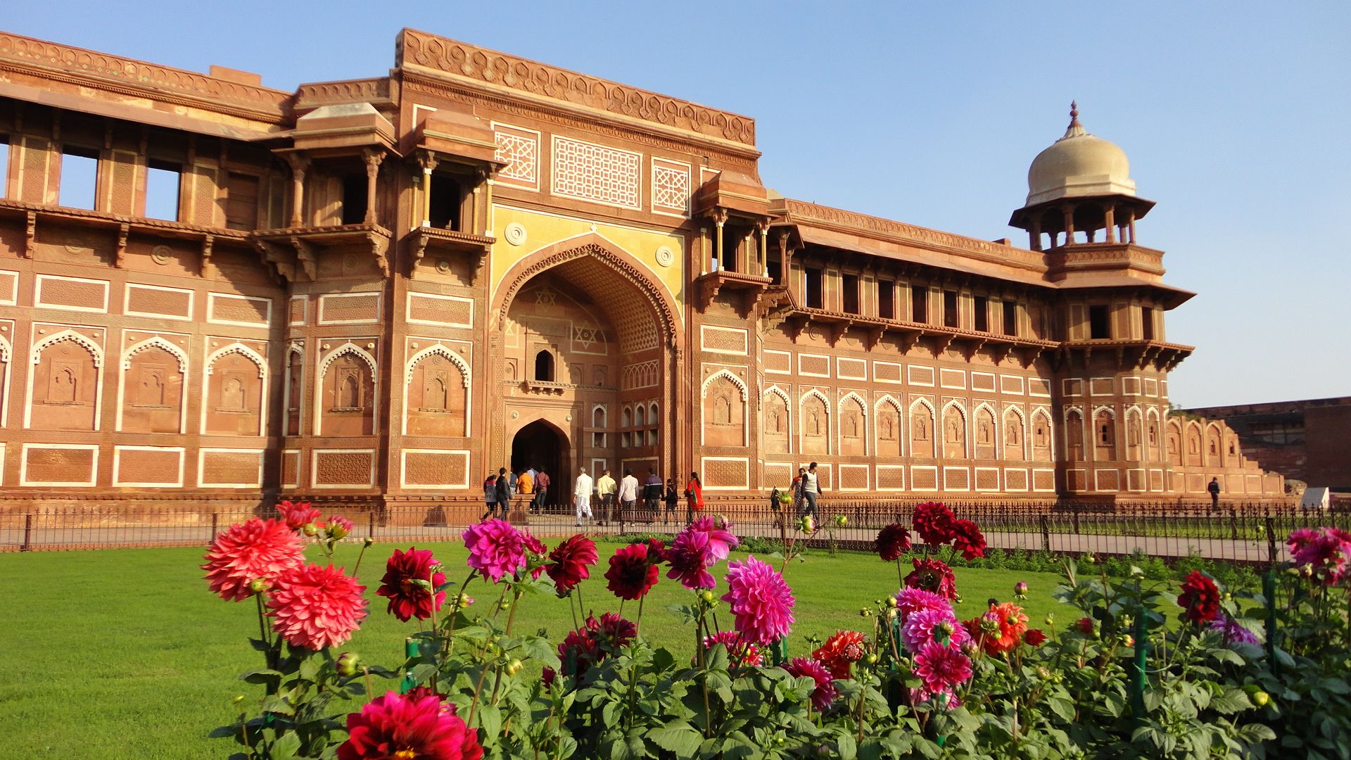 https://mdw-travel-data-us-east-1.s3.amazonaws.com/img/country/India/Agra-Fort/img_01.jpg