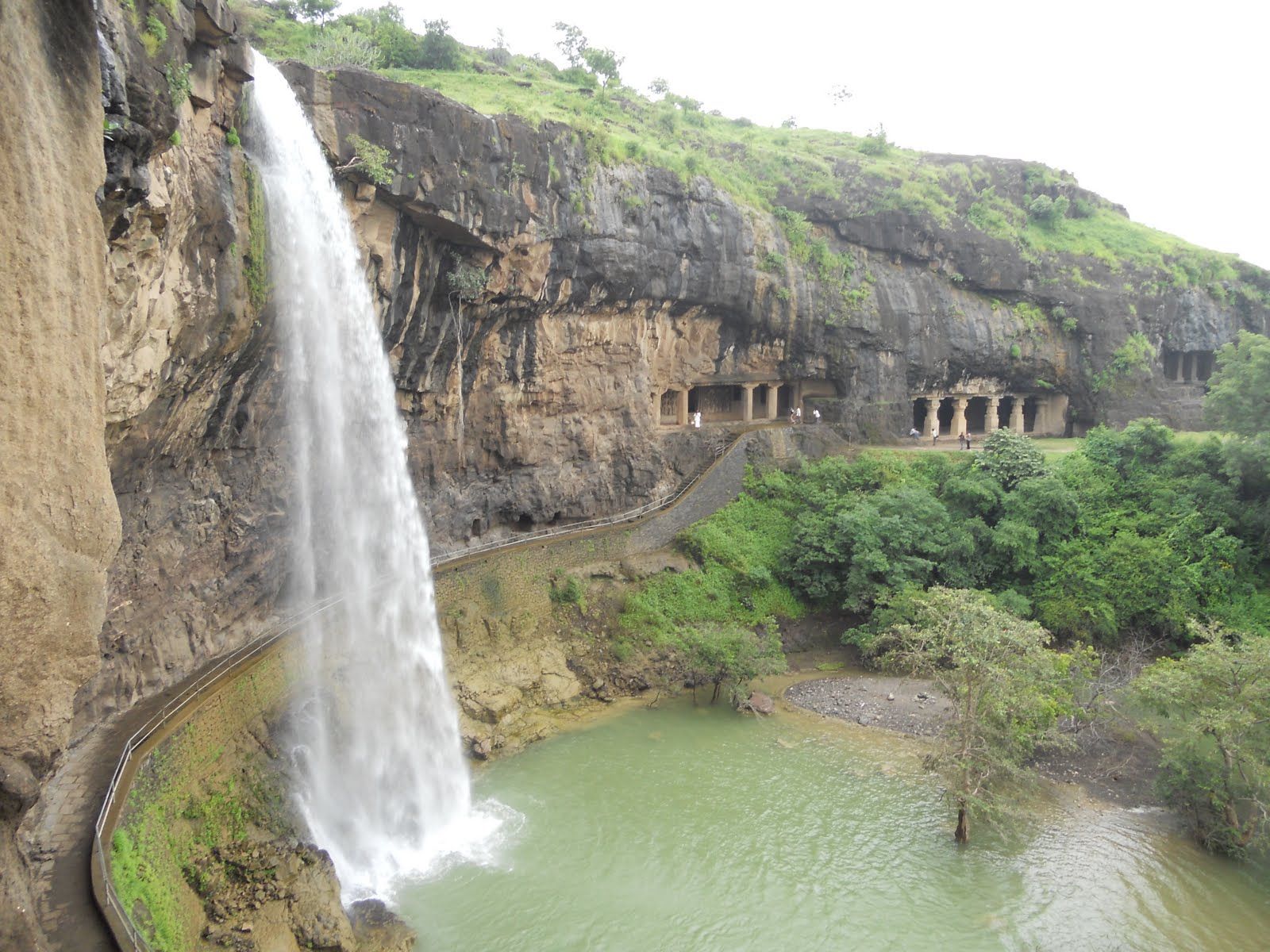 https://mdw-travel-data-us-east-1.s3.amazonaws.com/img/country/India/Ajanta-Caves/img_02.jpg