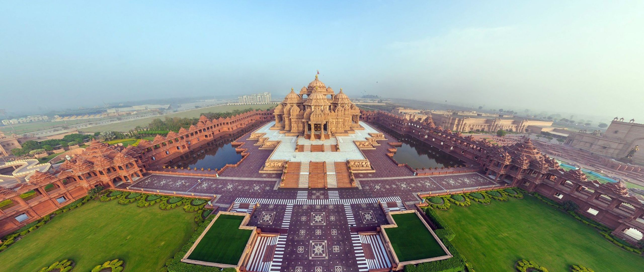 https://mdw-travel-data-us-east-1.s3.amazonaws.com/img/country/India/Akshardham-Temple/img_02.jpg