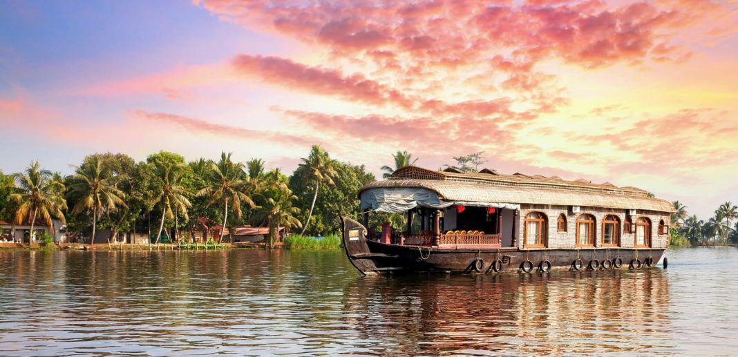 https://mdw-travel-data-us-east-1.s3.amazonaws.com/img/country/India/Alleppey/img_02.jpg