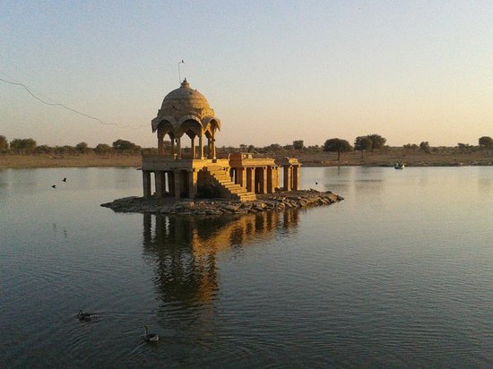 https://mdw-travel-data-us-east-1.s3.amazonaws.com/img/country/India/Amar-Sagar-Lake/img_01.jpg