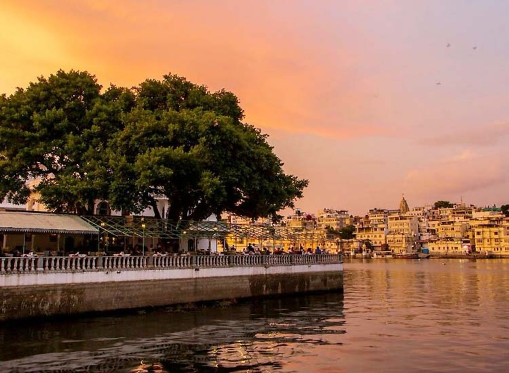 https://mdw-travel-data-us-east-1.s3.amazonaws.com/img/country/India/Ambrai-Ghat/img_00.jpg