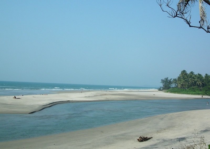 https://mdw-travel-data-us-east-1.s3.amazonaws.com/img/country/India/Ashwem-Beach/img_02.jpg